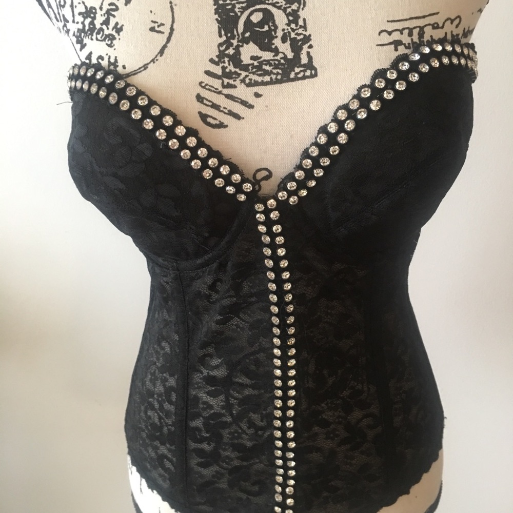 BUSTIER